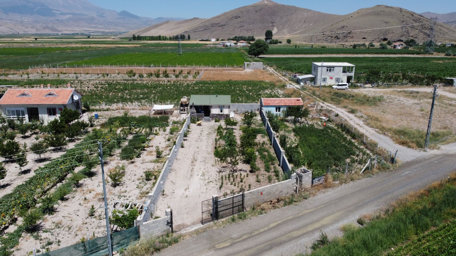 KAYSERİ DEVELİ ZİLE MAHALLESİ İLİPINAR MEVKİİNDE SATILIK BAĞ EVİ